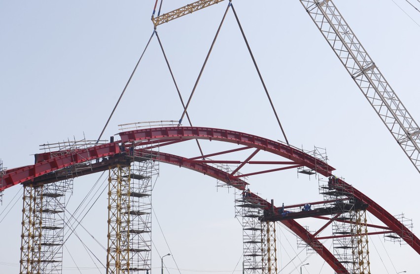 Gigantyczny dźwig pracuje na budowie mostu w Straszęcinie.