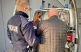 Policjanci z Wyrzyska zatrzymali narkotykowego dilera. Usłyszał 30 zarzutów. Miał przy sobie 1,3 kg amfetaminy