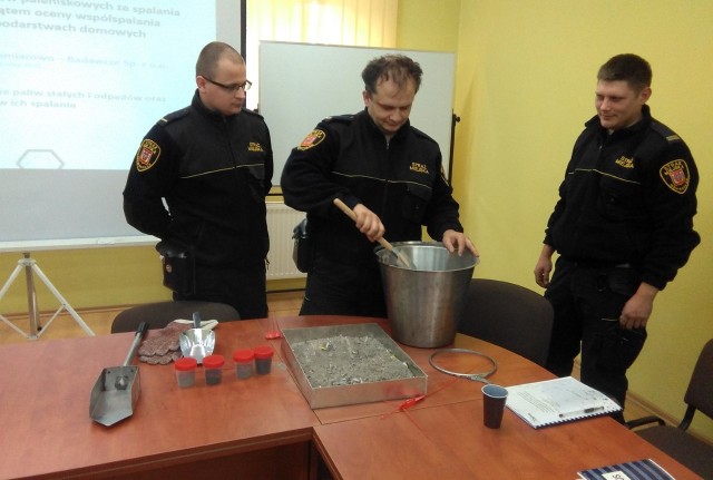 Inowrocławscy strażnicy miejscy przeszli specjalistyczne szkolenie prowadzone przez pracowników Centralnego Laboratorium Pomiarowo-Badawczego z Jastrzębia Zdroju. Uczyli się poboru próbek odpadów paleniskowych.