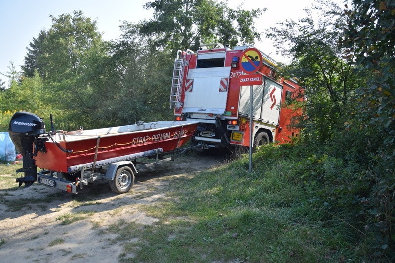 24-latek na oczach kolegi zniknął pod wodą. Szukają go strażacy