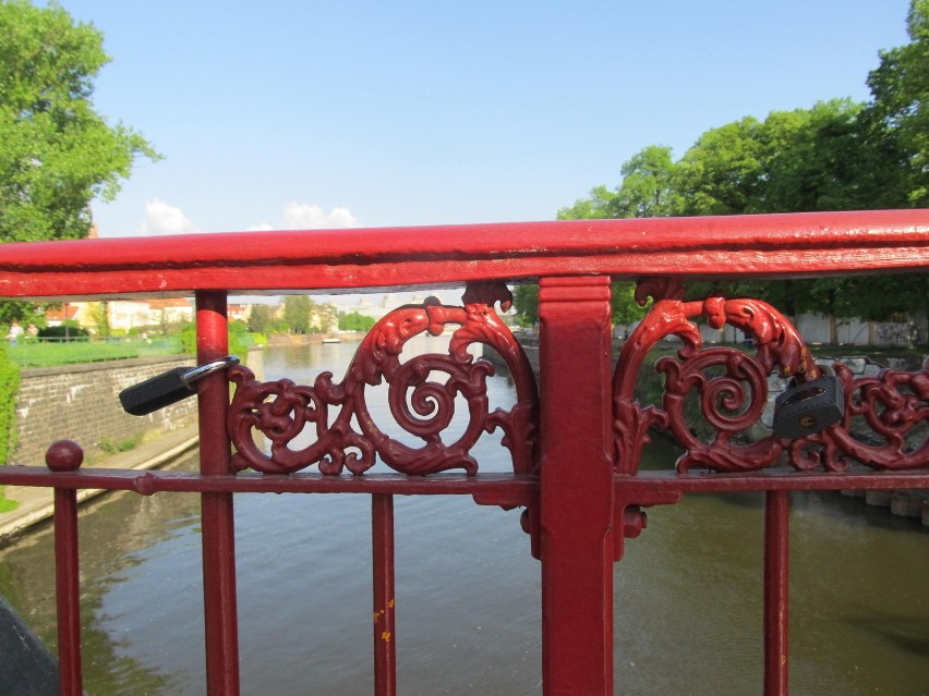 Kłódki zakochanych trafiły na kolejny most we Wrocławiu. Ale będą usunięte