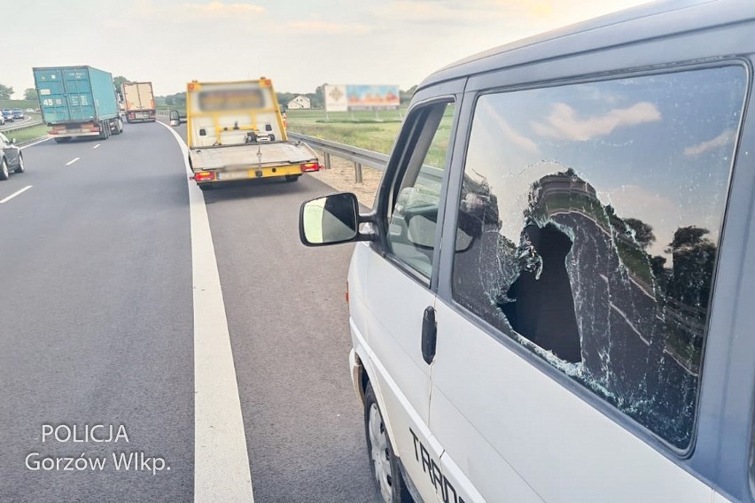 Kierowca peugeota zatrzymał volkswagena i ręką wybił szybę...