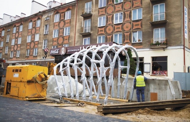 Na skrzyżowaniu al. Piłsudskiego i ul. Sienkiewicza pojawiły się już metalowe konstrukcje, które będą osłaniały wejścia do windy, czy przejścia podziemnego