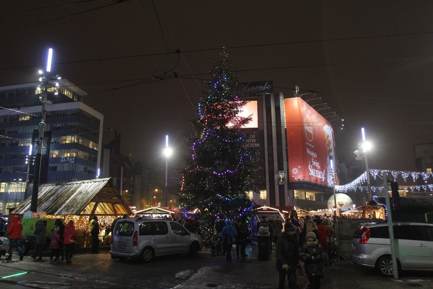 Lampki na bożonarodzeniowej choince w Katwicach już świecą....