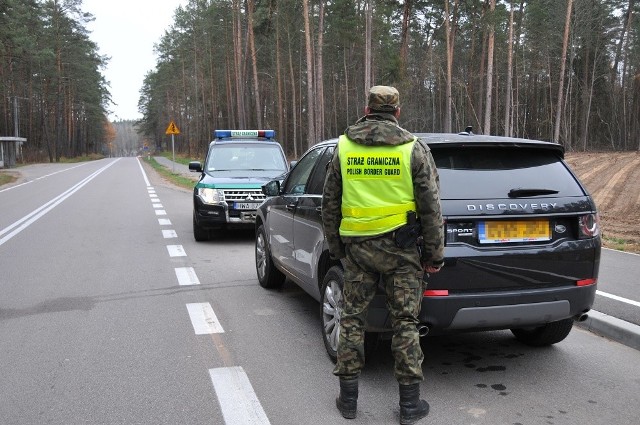 - W czwartek funkcjonariusze z Placówki Straży Granicznej w Płaskiej na terenie gminy Płaska zatrzymali do kontroli drogowej land rovera discovery sport na brytyjskich numerach rejestracyjnych - mówi mjr SG Katarzyna Zdanowicz, rzecznik prasowy Podlaskiego Oddziału Straży Granicznej. - Autem podróżowało dwoje obywateli Litwy. 43-letni kierowca pojazdu nie przedstawił do kontroli żadnych dokumentów pojazdu, tylko oświadczył, że pojazd zakupił w Wielkiej Brytanii. Przeprowadzona kontrola auta pod kątem legalności pochodzenia wykazała ingerencję osób trzecich w pole numerowe pojazdu. Szacunkowa wartość auta z 2015 roku wynosi 150 tys. zł.