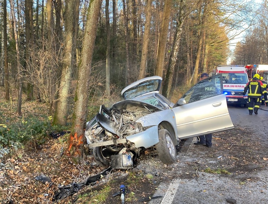 Na ul. Żeromskiego w Kętach samochód osobowy wypadł z drogi...