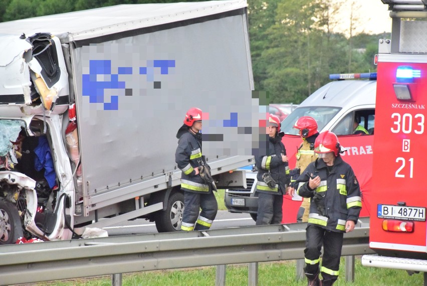 Śmiertelny wypadek na S8 w pobliżu Choroszczy. Bus wjechał w TIR-a. Cały przód zgnieciony (zdjęcia) [09.08.2019]