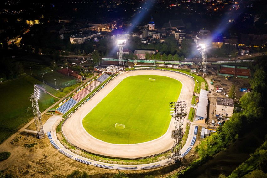 Oświetlony krośnieński stadion robi wrażenie.