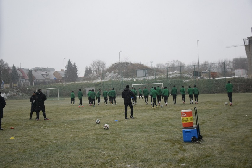 Śnieżny poniedziałkowy trening piłkarzy Radomiaka. W sobotę mecz z liderem tabeli, Lechem Poznań (ZOBACZ ZDJĘCIA)