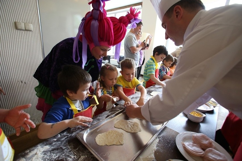 Dzieci z Fundacji Iskierka zamieniły się w kucharzy w ustrońskim hotelu Diament [ZDJĘCIA]