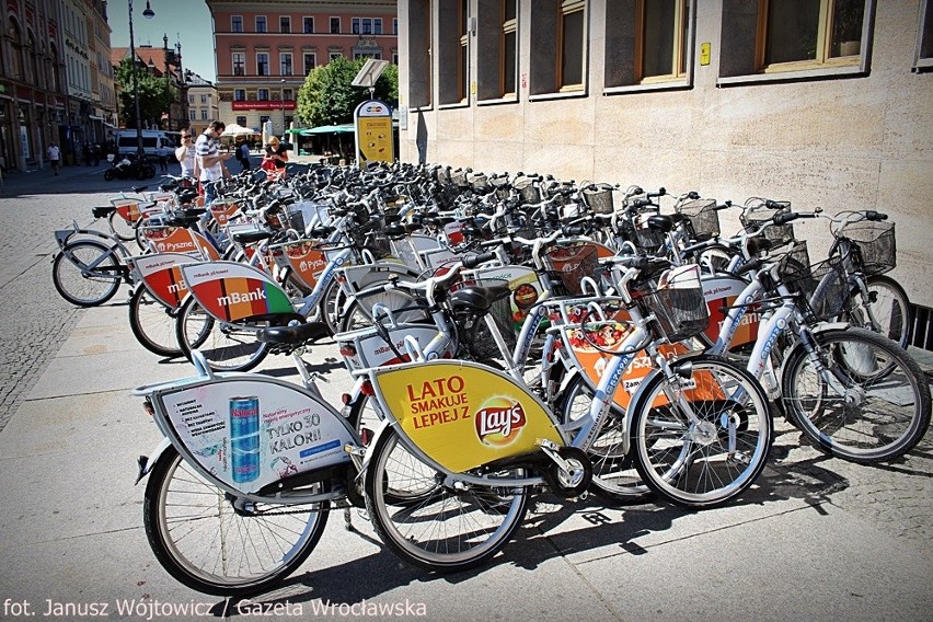 Wrocławski rynek zastawiony rowerami. O co chodzi? (ZDJĘCIA)