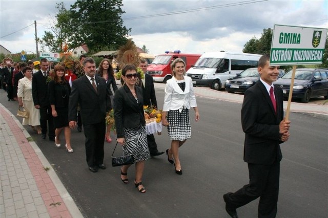 Gmina Ostrów Mazowiecka zaprezentowała kilka wieńców dożynkowych na niedawnych dożynkach powiatowych w Jasienicy