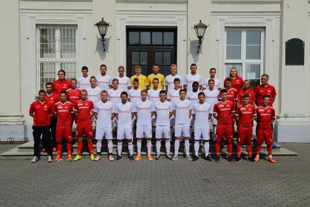 Górny rząd od lewej: Marcin Kaczorowski (masażysta), Grzegorz Brochocki, Michał Czaplarski, Przemysław Rodak, Mateusz Wlazłowski, Michał Choroś, Sebastian Zieleniecki, Norbert Jędrzejczyk, Kamil Tlaga, Joanna Tułacz (masażystka). Środkowy rząd: Mateusz Kozieł (drugi trener), Robert Kowalczyk, Piotr Burski, Kamil Sabiłło, Patryk Strus, Maciej Szewczyk, Joachim Pabjańczyk, Princewill Okachi, Bartłomiej Gromek, Bartosz Janowski, Marcin Pipczyński (kierownik drużyny), Tomasz Muchiński (trener bramkarzy). Dolny rząd: Marcin Płuska (trener), Patryk Nouri, Kamil Bartosiewicz, Adrian Budka, Mariusz Zawodziński, Mateusz Michalski, Kamil Bartos, Kamil Wielgus, Daniel Mąka, Marcin Kozłowski, Fabian Woźniak, Krzysztof Możdżonek