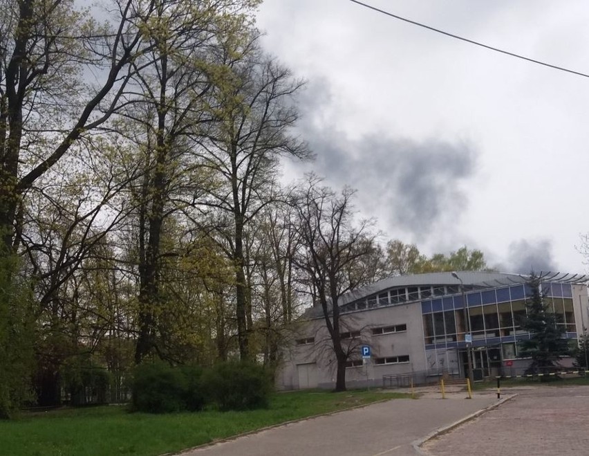 Kłęby dymu w centrum Łodzi! Pożar na terenie składowiska opon [ZDJĘCIA, FILMY]