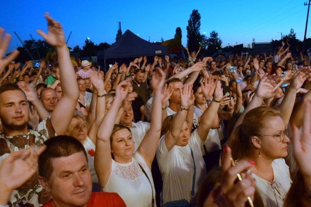 Gwiazdą trzeciego dnia Megamocy, czyli wielkiego rodzinnego festynu w Piekoszowie, był popularny zespół disco polo, formacja M.I.G. Zobaczcie, jak bawiła się publiczność na koncercie w niedzielny wieczór.