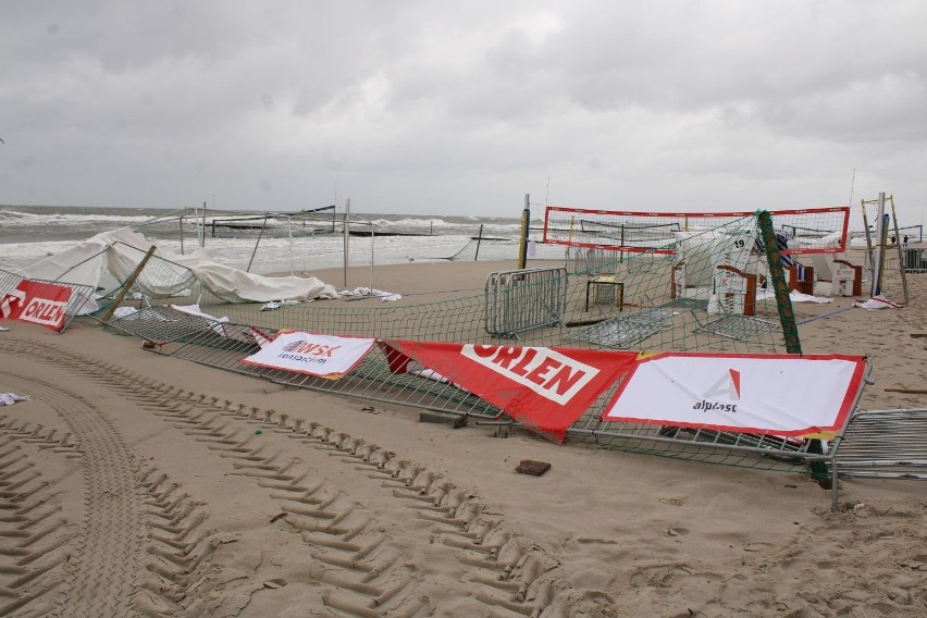 Zniszczone boisko do siatkówki plażowej w Kołobrzegu.