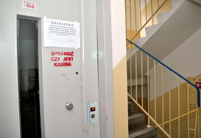 35 dni temu wyłączono 10 wind na osiedlu Skarpa na Czubach. Mieszkańcy są wściekli. Muszą chodzić schodami na X piętro