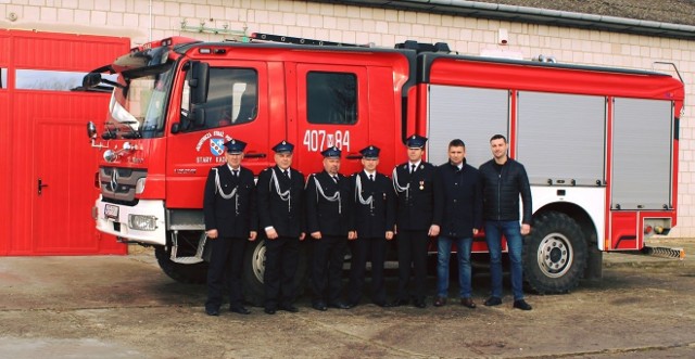 Strażacy z jednostki w Starym Kadłubie dostali mercedesa, który będą jeździć do akcji.