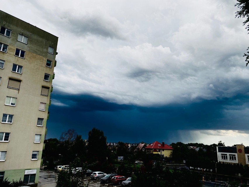 Nagle zrobiło się czarno. Niesamowite niebo przed burzą we Wrocławiu i na Dolnym Śląsku [WASZE ZDJĘCIA]