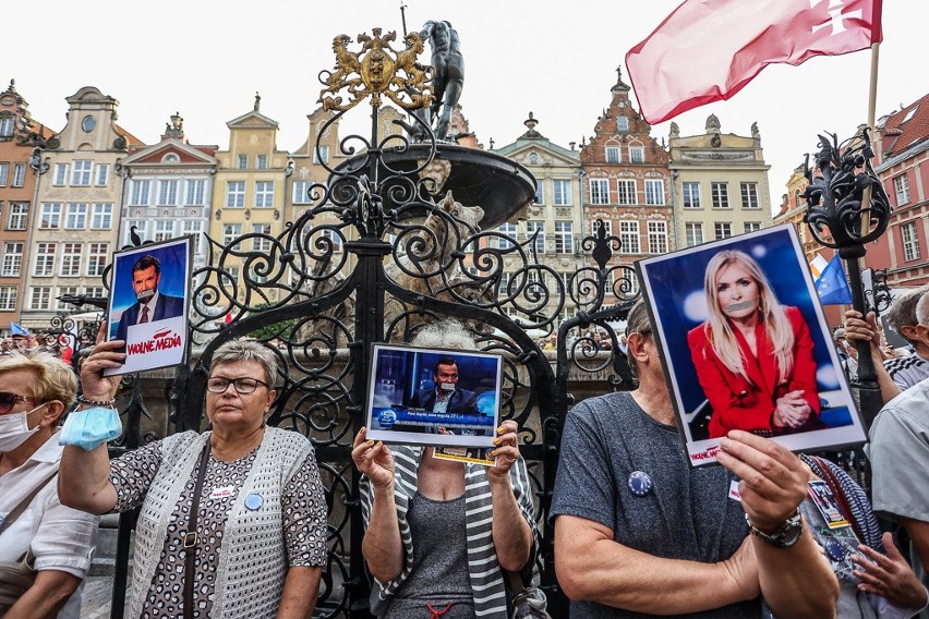 Pół tysiąca ludzi pod Fontanną Neptuna. Protest KOD-u w sprawie lex TVN. Zdjęcia