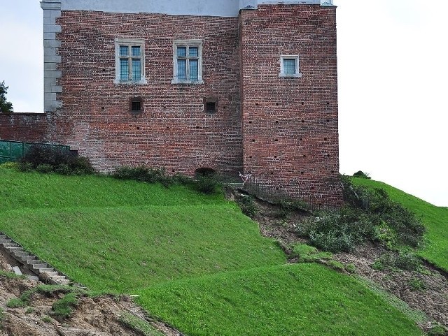 Wskutek ulewy w kilku miejscach na staromiejskiej skarpie powstały usuwiska.