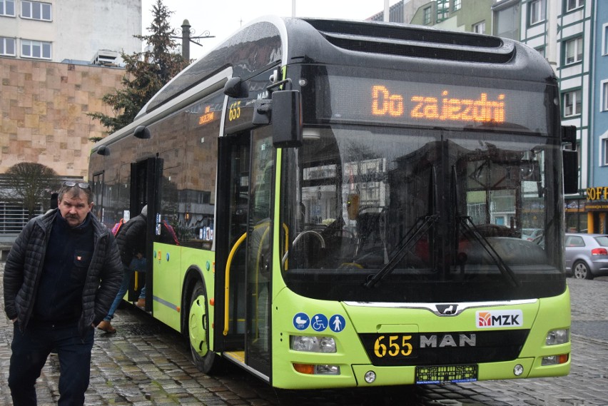 - Te autobusy są bardziej komfortowe. Jest mniej hałasu i...