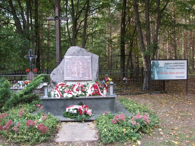 Obelisk z nazwiskami pomordowanych mieszkańców Kochan i Dębowca na Cmentarzu Ofiar Pacyfikacji