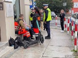 Wypadek w Opolu. Dwie 15-latki jadące elektryczną hulajnogą, potrąciły idącą chodnikiem 62-latkę