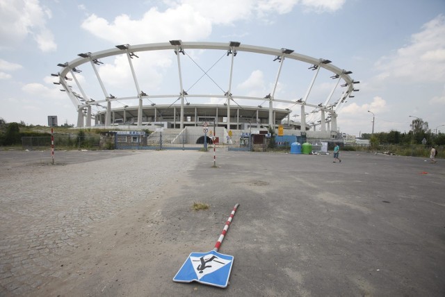 Stadion Śląski straszy swoim wyglądem od lat, a od awarii "krokodyli" niewiele się tu dzieje. Modernizacja obiektu ma zostać ukończona w przyszłym roku, ale czy termin zostanie dotrzymany?