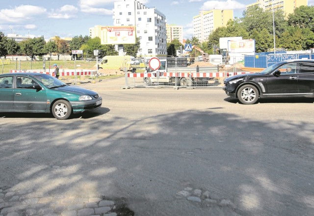 Przejazd fragmentem ul. Ofiar Oświęcimia jest teraz niemożliwy.  Po remoncie zniknie jezdnia położona na płytach