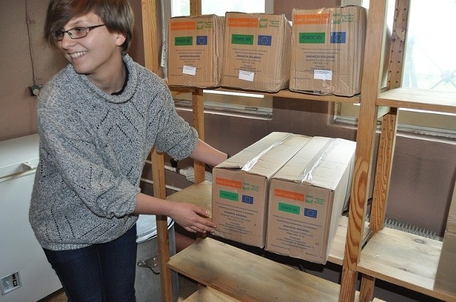 Anna Misiąg, harcerka z Tarnobrzega, pomaga przy układaniu paczek żywnościowych dla powodzian mieszkających w hotelu Nadwiślańskim w Tarnobrzegu. Paczki zostały przekazane przez Tarnobrzeski Bank Żywności.