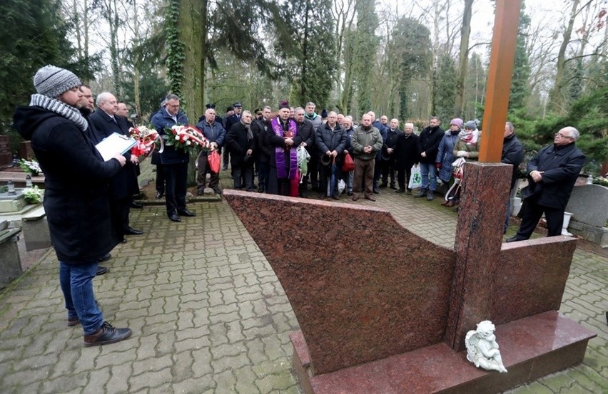 W Szczecinie złożono kwiaty na grobach Ofiar Grudnia 1970 [ZDJĘCIA, WIDEO]