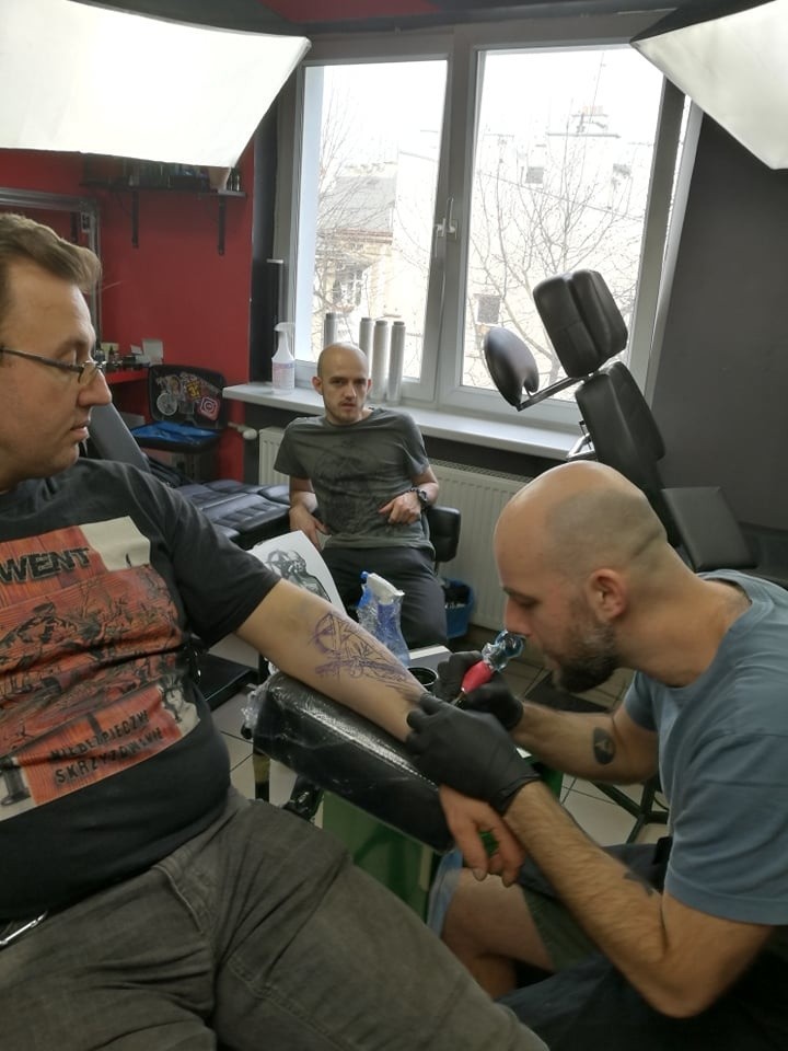 Robert Brylewski tatuowany na skórze w nowym wideoklipie zespołu Dizel