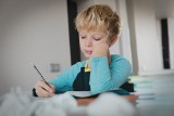 Jak pracować z dyslektykami w szkole? Post terapeutki o sprawdzianie ucznia wywołał gorącą dyskusję! Jak wspierać dziecko w nauce?