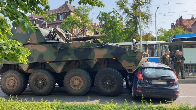 Wypadek wojskowego Rosomaka we Wrocławiu. Opancerzony transporter wjechał w bok auta osobowego marki ford