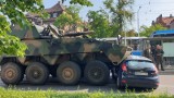 Nietypowy wypadek w Polsce: wojskowy Rosomak zderzył się ze samochodem osobowym we Wrocławiu
