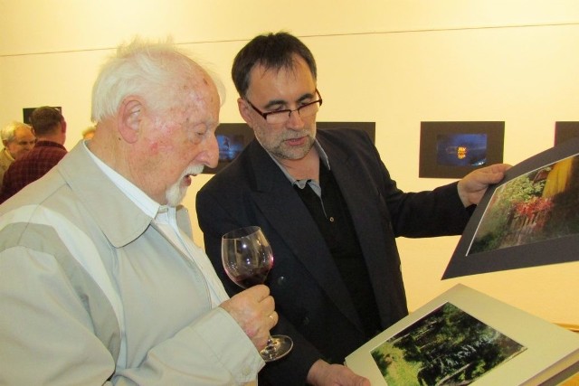 Jerzy Uske (z prawej) z Zenonem Kortytowskim podczas otwarcia wystawy.
