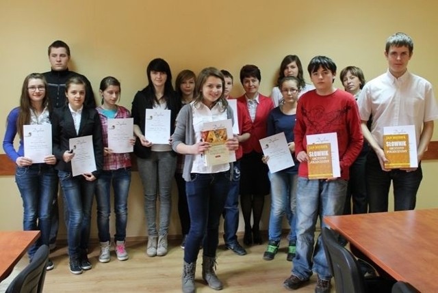 Uczestnicy i laureaci (z nagrodami książkowymi) Gminnego Konkursu Ortograficznego w Bałtowie.