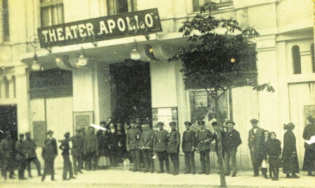 Przed wejściem do kina Apollo przy Sienkiewicza 22, 1916 rok.