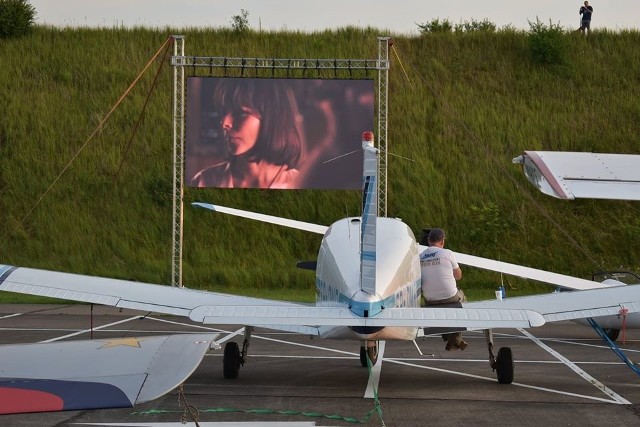 Kino samolotowe Apron Alfa na lotnisku w Pile to prawdopodobnie pierwsze takie kino w Polsce. Powstało z inicjatywy władz Piły, Aeroklubu Ziemi Pilskiej, Regionalnego Centrum Kultury w Pile i MOSiR Piła.Kolejne zdjęcie -->