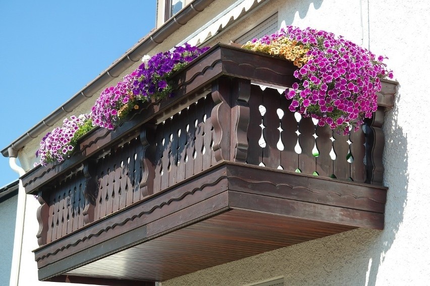Balkon ozdobiony kwiatami to wspaniały azyl i miejsce...
