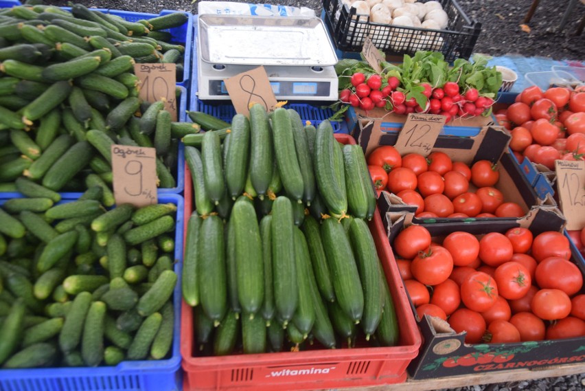 Niedziela 22 października na targu w Wierzbicy. Powodzeniem cieszyły owoce, warzywa i ubrania. W jakich były cenach?