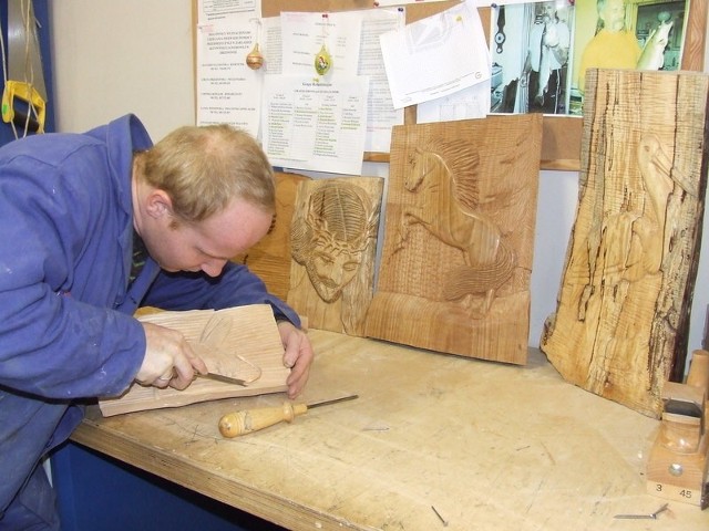 Marek Mielcarski z kawałka drewna potrafi wyczarować i portret Chrystusa, i konia i ptaki