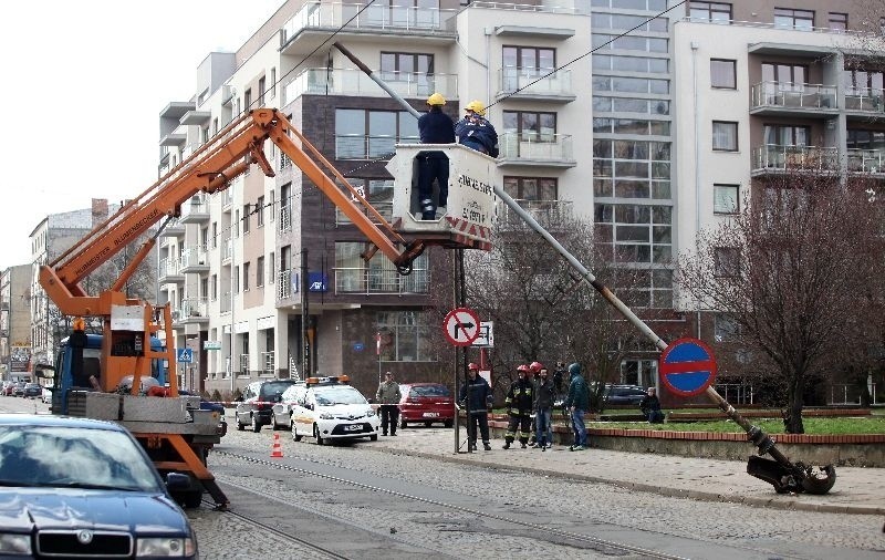 Latarnia spadła na trakcję tramwajową na ulicy Legionów [ZDJĘCIA]