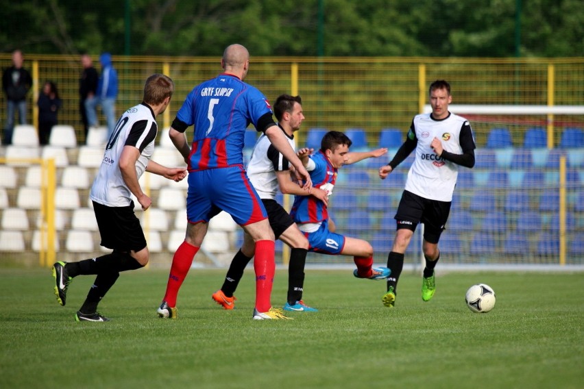 Piłka nożna. Gryf Słupsk - Start Miastko 4-0...