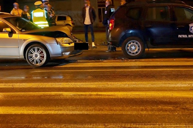 W sobotę doszło do kolizji dwóch pojazdów na ul. Wiejskiej w Słupsku. Kierujący osobowym Fordem, przy próbie ominięcia stojącego na czerwonym świetle pojazdu interwencyjnego, jednego ze służb ochroniarskich marki Dacia, wjechał w jego tył uszkadzając dosyć poważnie swój samochód. Na szczęście poza zniszczonym samochodem, nikomu z uczestników nic się nie stało.