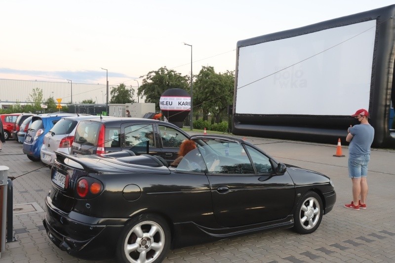 W niedzielę wieczorem na parkingu pod biurowcem TME (ul....