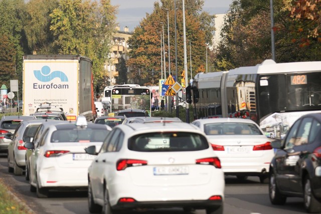 Korek na ul. Młynarskiej w Krakowie. To miasto zajmuje drugie miejsce w rankingu