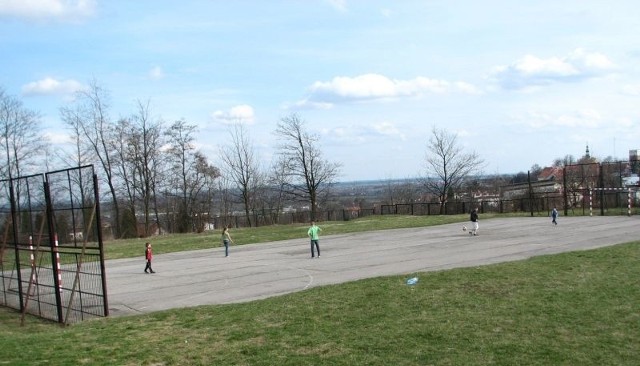 W tej chwili uczniowie Szkoły Podstawowej numer 1 korzystają z wysłużonych, betonowych boisk.