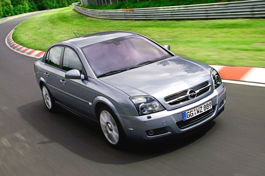 10. Opel vectra C - 2002 r.